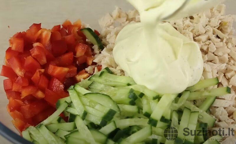 Необычайно вкусный салат: 10 минут и готово. Рецепт из простых продуктов