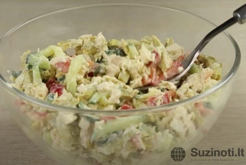 Необычайно вкусный салат: 10 минут и готово. Рецепт из простых продуктов