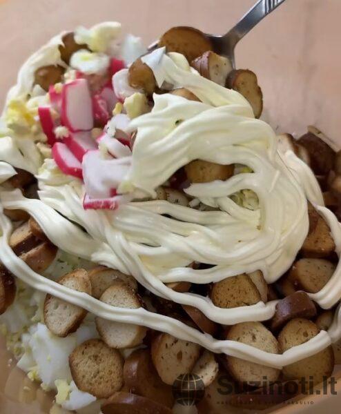 «Королевский» салат с крабовыми палочками: быстрый рецепт, который удивит гостей своим вкусом!