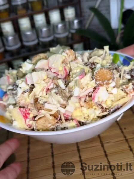 «Королевский» салат с крабовыми палочками: быстрый рецепт, который удивит гостей своим вкусом!