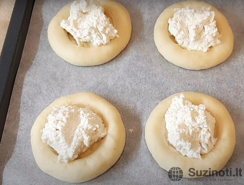 Ароматные ватрушки с творогом. Простое дрожжевое тесто и вкусная начинка