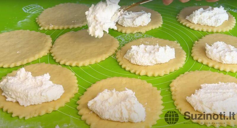 Готовятся из самых простых продуктов: как испечь сочни с творогом, которые будут нежнее, чем в дорогой кондитерской