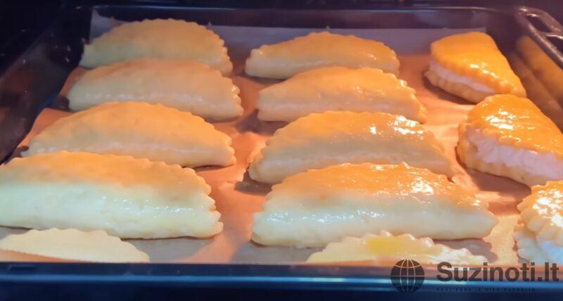 Готовятся из самых простых продуктов: как испечь сочни с творогом, которые будут нежнее, чем в дорогой кондитерской