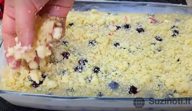 Когда совсем нет времени. Вкусный и ароматный пирог со смородиной: всё смешал и в духовку
