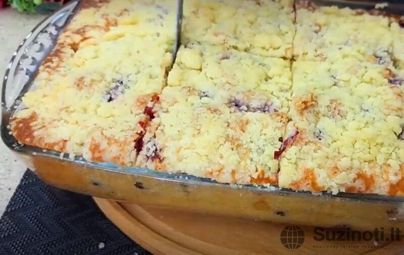 Когда совсем нет времени. Вкусный и ароматный пирог со смородиной: всё смешал и в духовку
