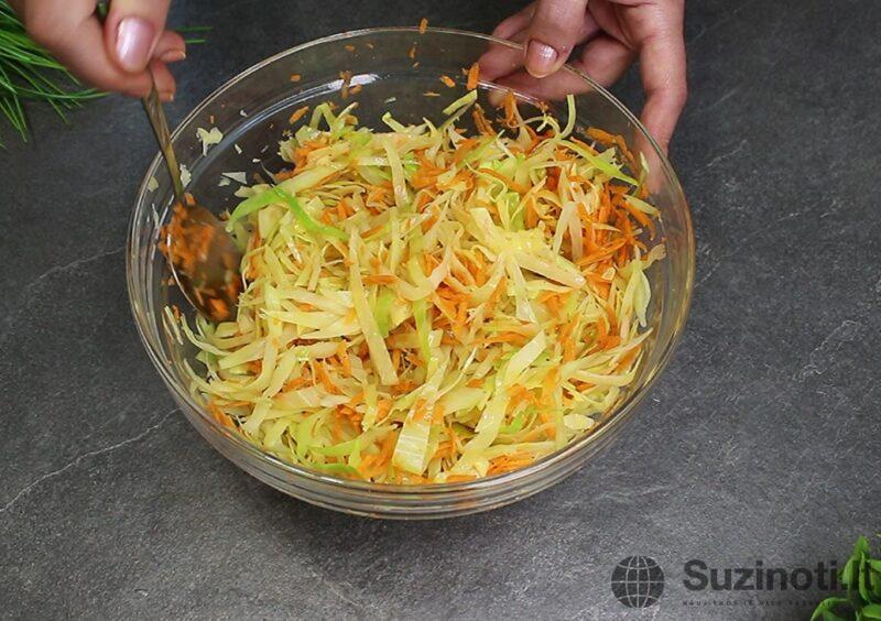 Вкуснейшие ленивые лепёшки. Просто добавляю в тесто капусту с морковкой и перемешиваю