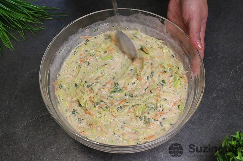 Вкуснейшие ленивые лепёшки. Просто добавляю в тесто капусту с морковкой и перемешиваю