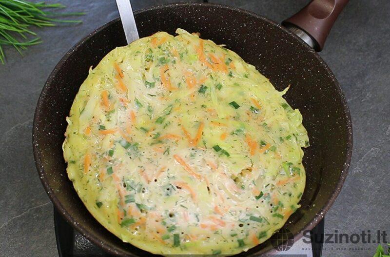 Вкуснейшие ленивые лепёшки. Просто добавляю в тесто капусту с морковкой и перемешиваю