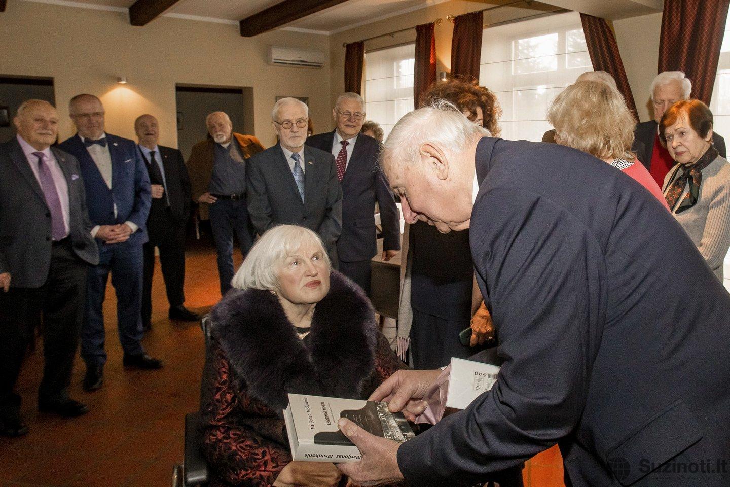 K. Prunskienė su broliu Rimantu Stankevičiumi sodyboje, 2021 m (nuotr. asm. archyvo)