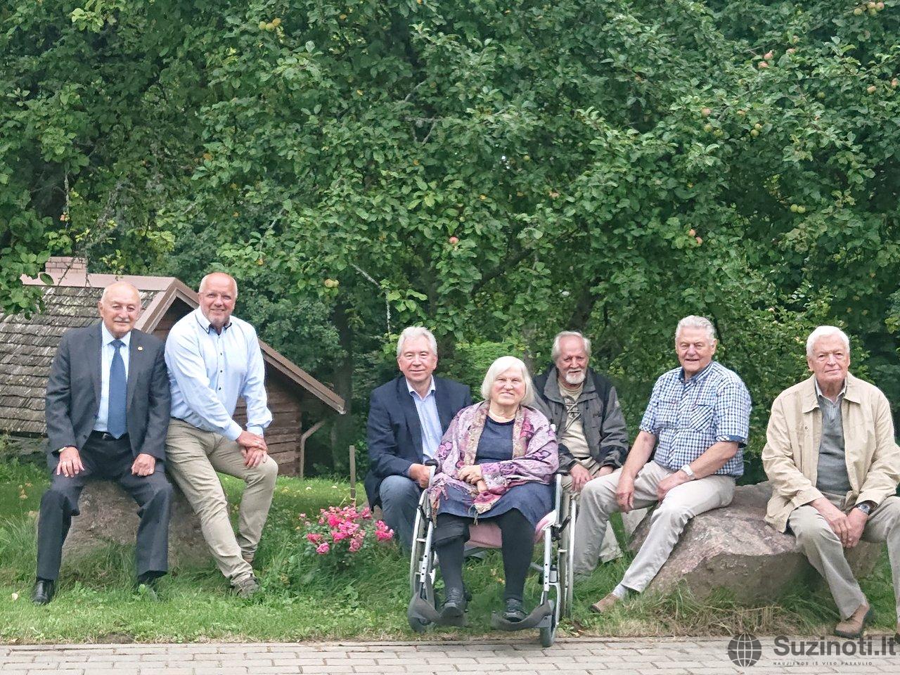 K. Prunskienė su broliu Rimantu Stankevičiumi sodyboje, 2021 m (nuotr. asm. archyvo)