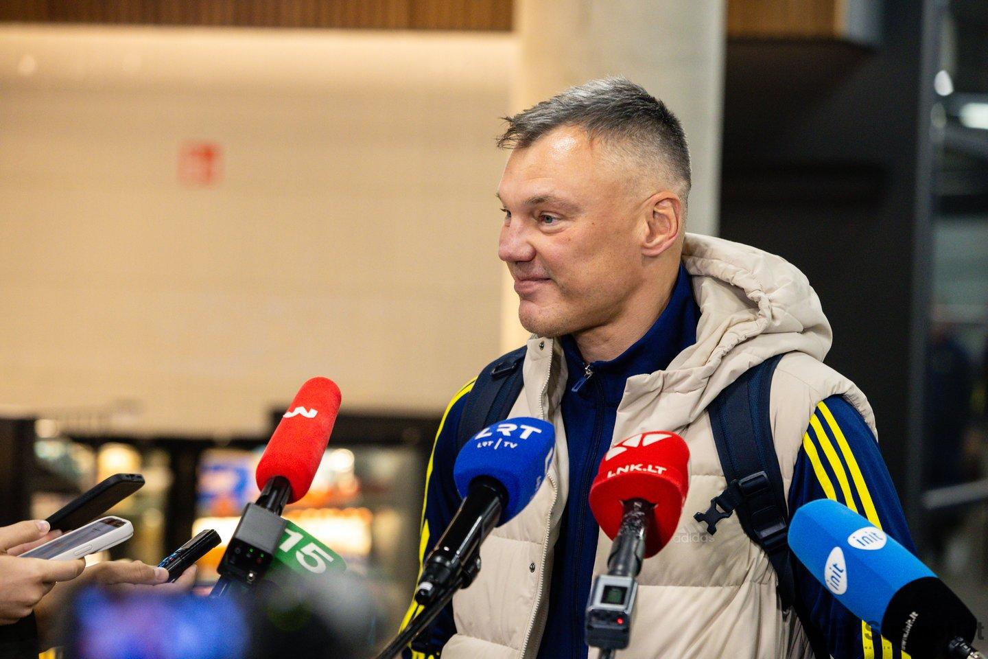 Šarūnas Jasikevičius su žmona Anna Douka atvyko į Lietuvą (nuotr. BNS)