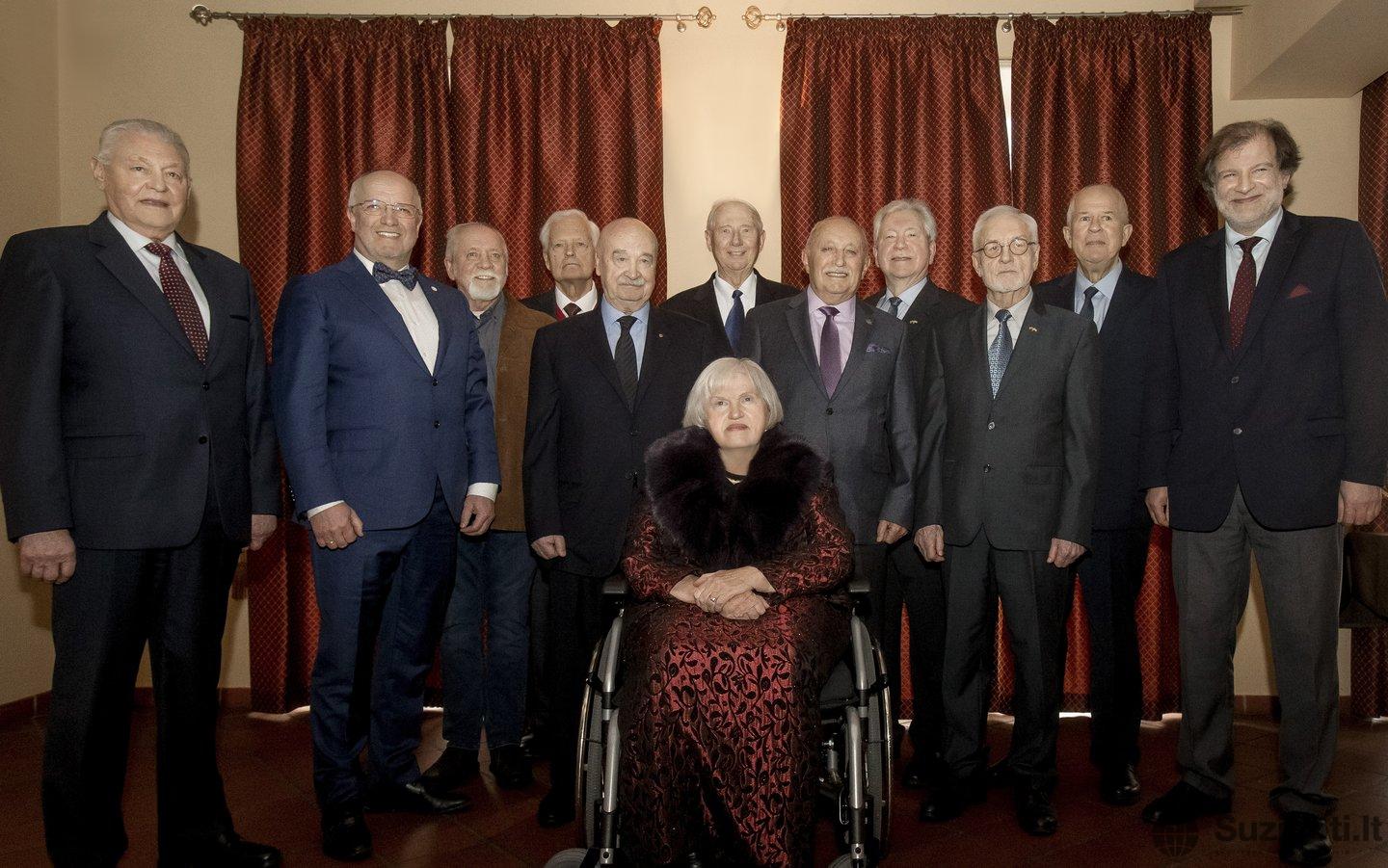 K. Prunskienė su broliu Rimantu Stankevičiumi sodyboje, 2021 m (nuotr. asm. archyvo)