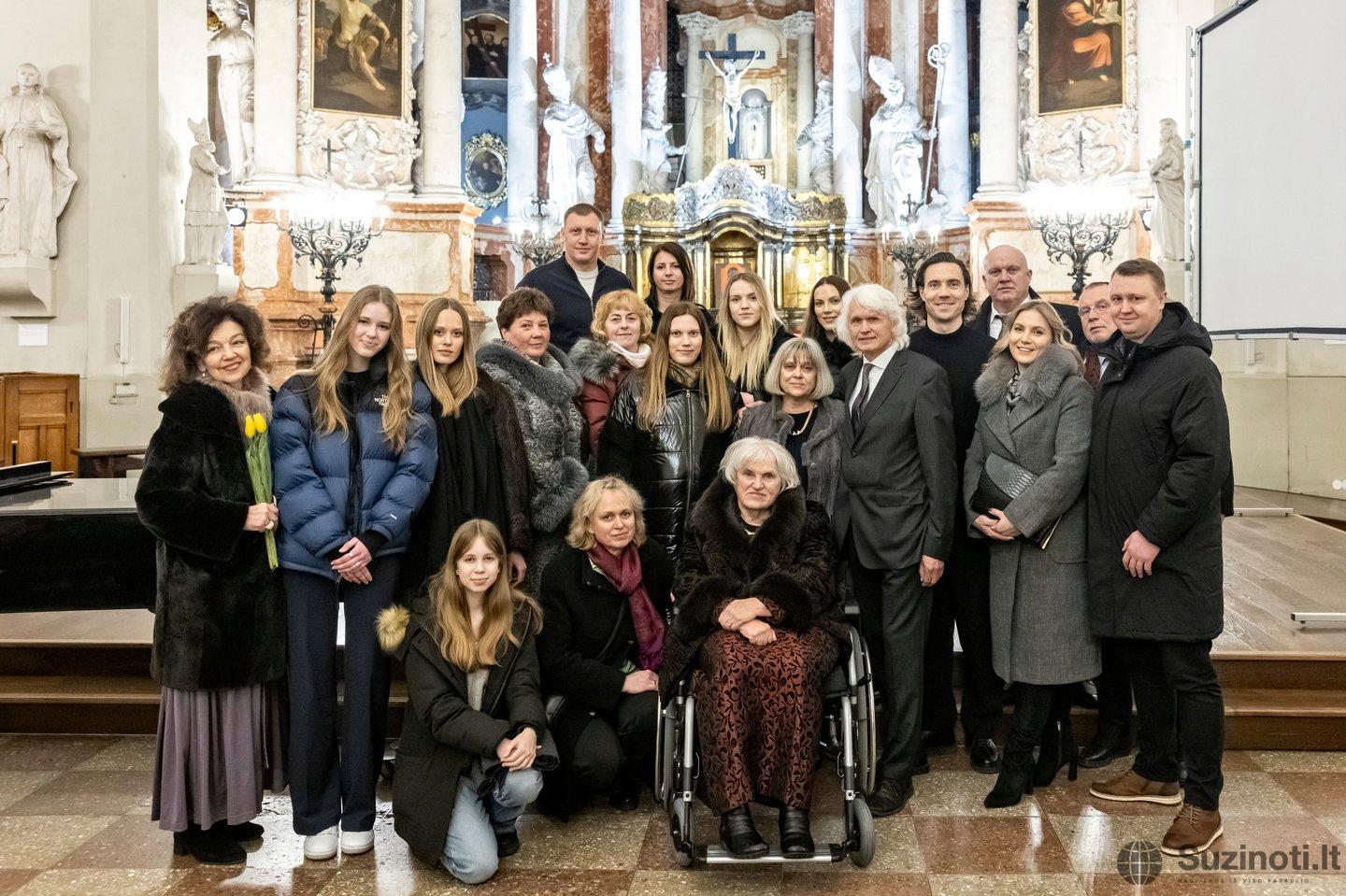 K. Prunskienė su broliu Rimantu Stankevičiumi sodyboje, 2021 m (nuotr. asm. archyvo)