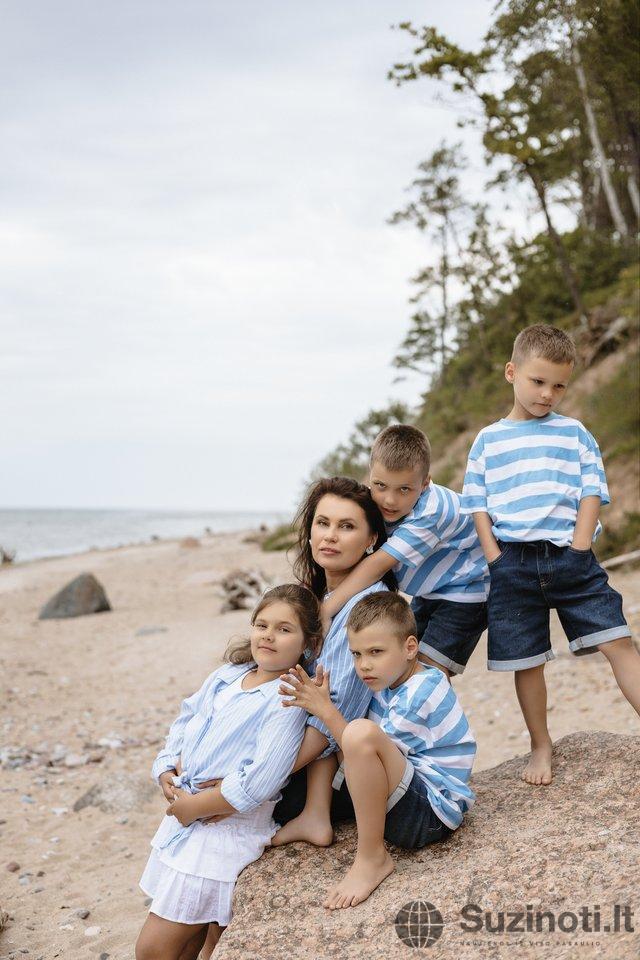 Panevėžio ketvertukas su mama Viktorija Solovej (nuotr. zalia.photography)