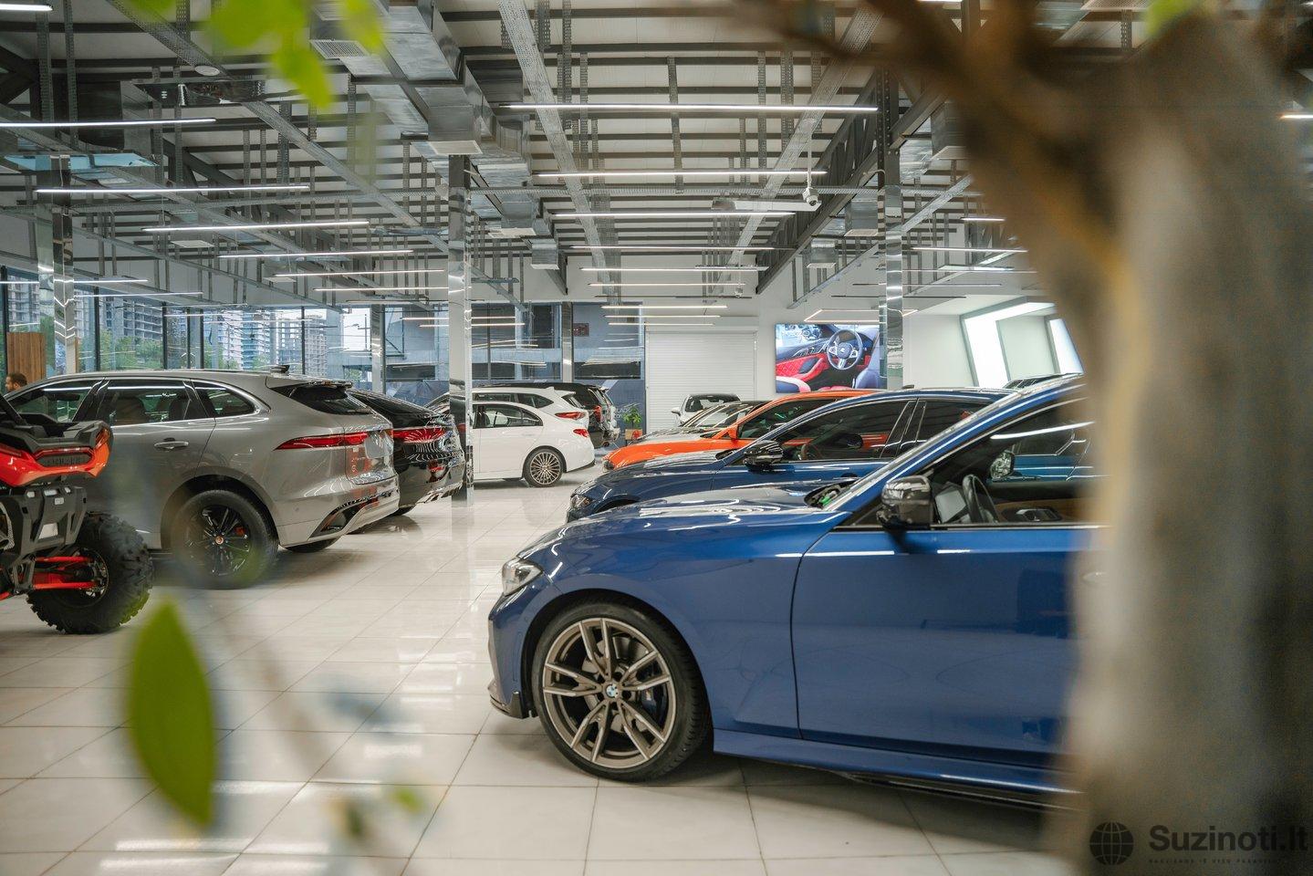 Naudoti automobiliai (nuotr. Unsplash.com)