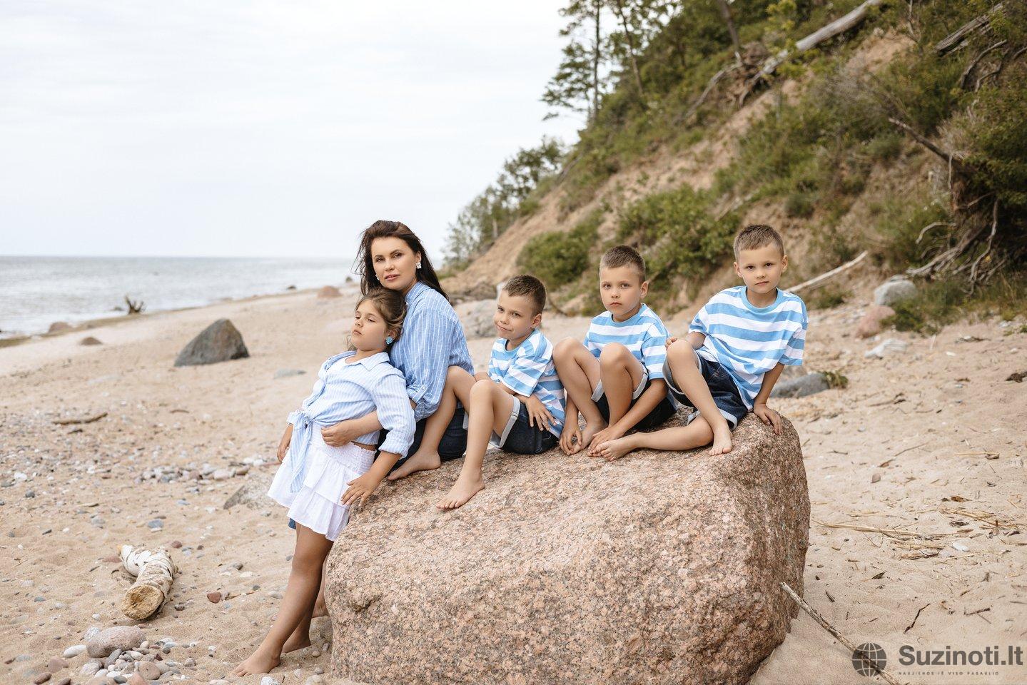 Panevėžio ketvertukas su mama Viktorija Solovej (nuotr. zalia.photography)