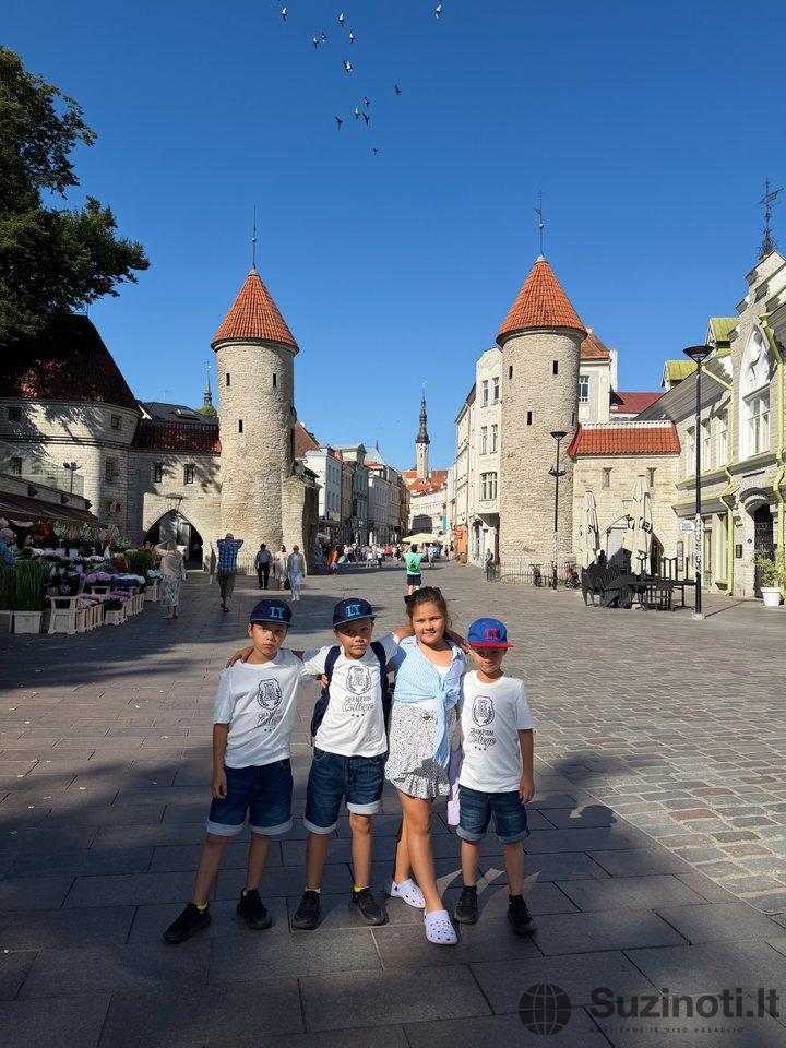 Panevėžio ketvertukas su mama Viktorija Solovej (nuotr. zalia.photography)