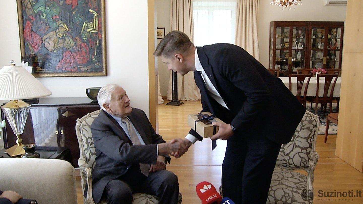 Valdas Adamkus ir Mindaugas Sinkevičius (nuotr. stop kadras)