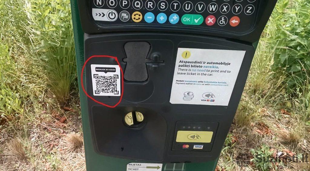 Sukčių priklijuoti QR kodai (nuotr. facebook.com)