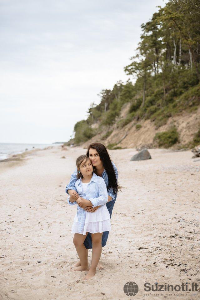 Panevėžio ketvertukas su mama Viktorija Solovej (nuotr. zalia.photography)