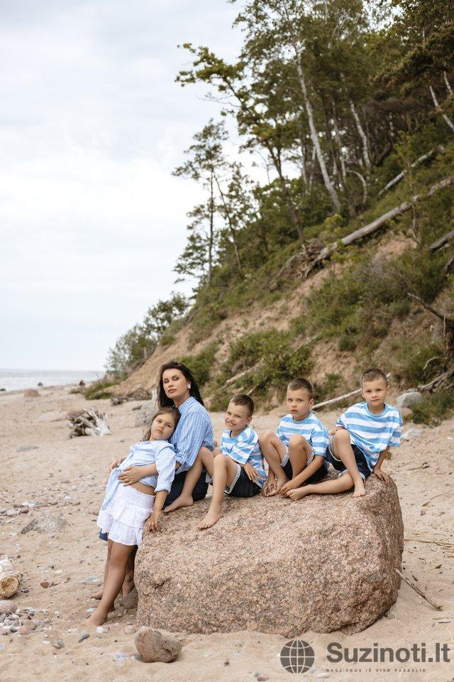 Panevėžio ketvertukas su mama Viktorija Solovej (nuotr. zalia.photography)