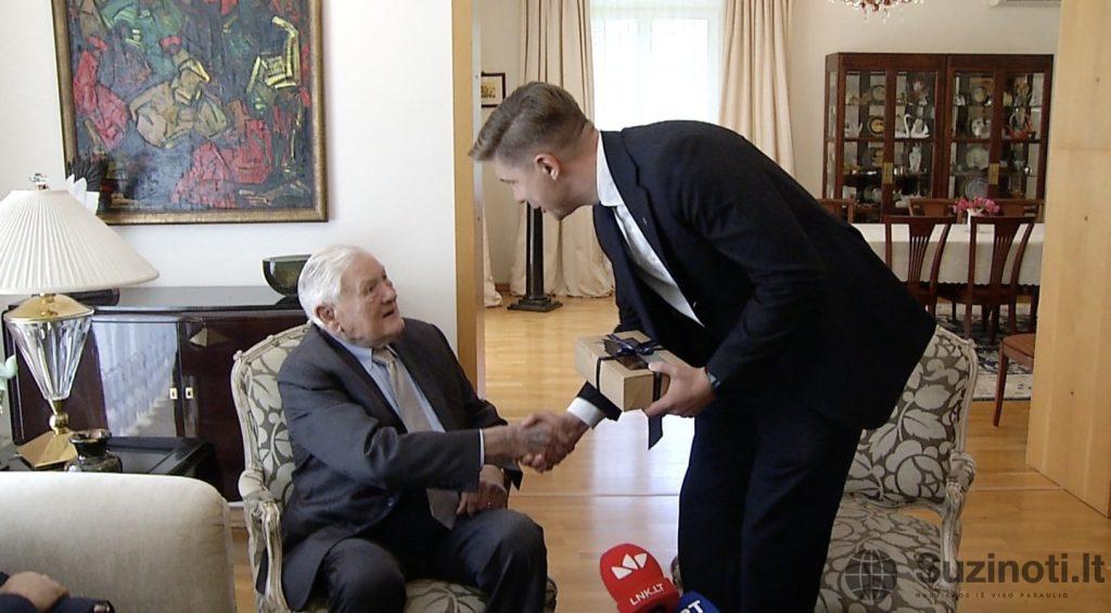 Valdas Adamkus ir Mindaugas Sinkevičius (nuotr. stop kadras)