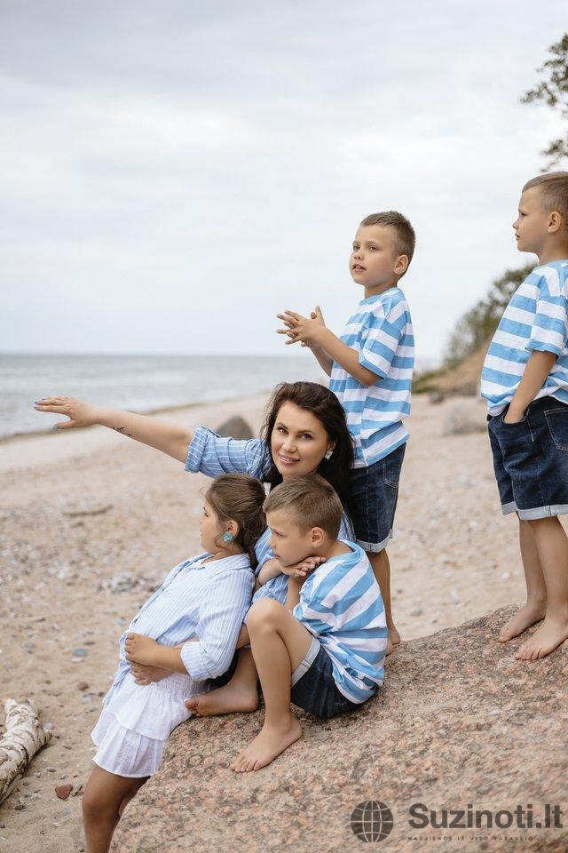 Panevėžio ketvertukas su mama Viktorija Solovej (nuotr. zalia.photography)